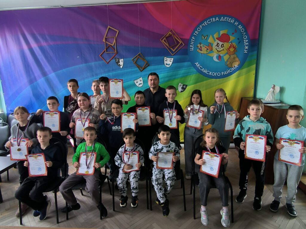 Юные шашисты Аксайского района покорили новые вершины в турнире, посвященном Дню космонавтики!